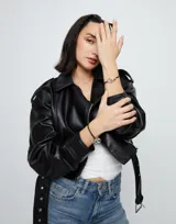 Pulsera de cuero trenzado color rojo con cierre de mosquetón entrelazado bañado en plata.