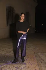 Pantalón de ecocuero color violeta metalizado, con corte capri semi oxford y tiro medio-alto. Presenta cierre frontal con botón metálico y bolsillos traseros.