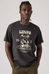 Remera Levi's de corte relajado, color gris oscuro, con cuello redondo, mangas cortas y estampado frontal de estilo retro con la inscripción "Levi's Music City" y un personaje animado sobre un disco de vinilo.