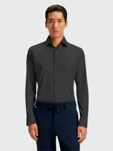 Camisa de vestir BOSS Black con corte slim fit, cuello clásico y cierre frontal con botones. Presenta un diseño minimalista y elegante en color negro.