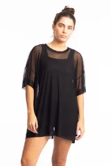 Remerón de tul negro, de corte holgado y talle único, con mangas cortas y cuello redondo.