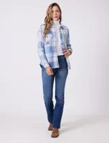 Sobrecamisa de tejido soft con estampado de cuadros en tonos azules y blancos. Presenta cuello con solapa, cierre frontal con botones, bolsillos aplicados en el pecho y mangas largas con puños abotonados. El interior cuenta con un acabado afelpado.