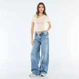 Pantalón jean de tiro bajo, color azul con lavado medio, corte ancho y recto, con cordón ajustable en la cintura.