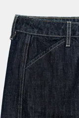 Jeans de tiro alto en denim azul oscuro, con pernera holgada de corte tapered y costuras con pespuntes en contraste. Cuenta con bolsillos delanteros y traseros, cierre frontal con cremallera y botón.