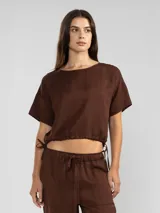 Top corto color marrón de lino tencel, con mangas cortas y lazo ajustable en el ruedo.