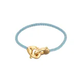 Pulsera de cuero trenzado color celeste con cierre de mosquetón entrelazado bañado en oro de 18k.