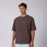 Remera de algodón con efecto acid wash en color marrón, de corte regular y mangas cortas, con sutil estampado en el pecho.