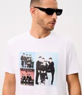 Remera blanca de manga corta y cuello redondo con estampa frontal inspirada en The Beatles.