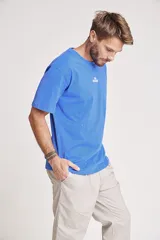Remera blanca de manga corta y corte clásico, con estampa tipográfica minimalista en el pecho.