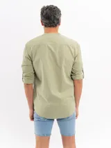 Camisa de manga larga Cuatroases color azul, confeccionada en algodón con textura tipo lino, cuello mao y cierre frontal de botones.