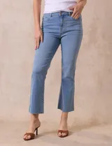 Pantalón de jean acampanado color celeste, marca Djeans. Con tres bolsillos delanteros y dos traseros.