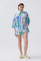 Short de lino con estampado de pinceladas en tonos azul y verde, de calce holgado y cintura elastizada.