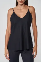 Musculosa negra con breteles finos y escote en V.