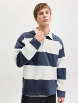 Buzo de manga larga con diseño de rayas horizontales anchas en color azul marino y blanco, cuello polo de gabardina blanca y cierre frontal parcial con botones ocultos.