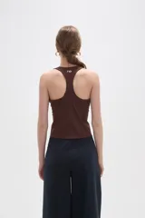 Musculosa deportiva de poliamida, color negro, con cuello cuadrado y breteles anchos. Diseño ajustado al cuerpo con costuras laterales visibles.
