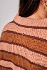 Sweater de punto con diseño de rayas horizontales en color marrón y azul. Presenta cuello tipo polo con cierre frontal de tres botones y mangas largas con puños acanalados. Posee un corte oversize.