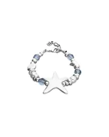 Pulsera de aleación de metales bañados en plata con dije central de estrella, intercalada con cuentas metálicas, perlas y cristales facetados azules.