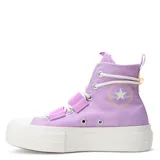 Championes Converse modelo Chuck Taylor Lift Hi, de caña alta y plataforma, en color lila. Presentan cierre combinado de cordones y tiras de velcro sobre el empeine, con puntera y suela de goma blanca.