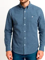 Camisa de hombre a cuadros rojos y blancos, de manga larga y corte clásico.