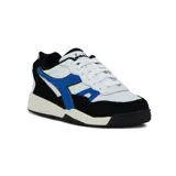 Championes Diadora Winner de diseño retro, combinando blanco, negro y detalles en azul. Presentan capellada de cuero sintético con perforaciones para mayor ventilación, cordones blancos y suela de goma estructurada.