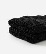 Guantes negros de chenille con dedos largos.