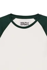 Camiseta cropped fit de manga larga con diseño raglán en combinación de colores marrón y tostado, cuello redondo y bordes rústicos.