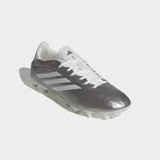 Championes de fútbol Adidas Copa Pure IV League FG, color plateado con detalles en blanco. Presentan un diseño aerodinámico con las icónicas tres bandas de la marca en el lateral y suela con tapones para césped natural.