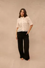 Pantalón largo negro de corte holgado, con cintura elástica ajustable mediante cordón con lazo.