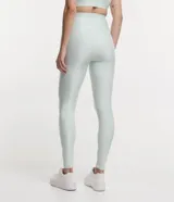 Calza deportiva color celeste, de poliamida acanalada, con cintura alta y compresión media.