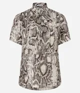 Blusa de chiffon con estampado de serpiente en tonos beige y marrón. Tiene cuello alto con lazo y mangas cortas.