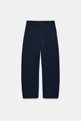 Pantalón de corte balloon con diseño de raya diplomática. Presenta tiro alto, cintura con trabillas, bolsillos laterales y cierre frontal con cremallera y botón.