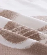 Remera blanca de algodón con estampado frontal de una guitarra en tonos marrones y la frase "where the silence begins" en el lateral. Tiene cuello redondo y manga corta.