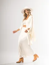 Botas de cuero color caramelo, de caña alta, con punta fina y taco geométrico.