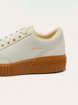 Championes Sorel modelo Ona Ave Low Sneaker, color blanco con suela alta de plataforma en tono caramelo y detalles dorados en los ojalillos y la marca en el lateral.