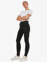 Pantalón jean skinny de tiro alto en color negro, con bolsillos delanteros y traseros, confeccionado en denim elástico.