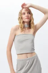 Top strapless gris brillante con cuello choker incorporado.