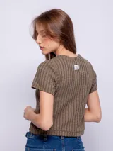 Remera negra de morley de manga corta y corte ajustado.