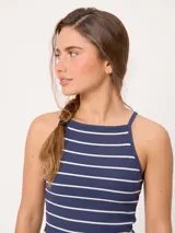 Top de tirantes estilo halter color rosado con rayas horizontales rojas, confeccionado en tejido de punto acanalado de algodón y elastano.