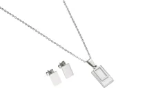 Set de joyería compuesto por un collar con dije rectangular y un par de aros tipo botón a juego, ambos con detalles en nácar.