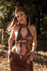 Top halter de cuero marrón con escote en V, cuello alto con detalle de hebilla dorada y bordados dorados en el frente. Se ajusta en el cuello y la espalda.