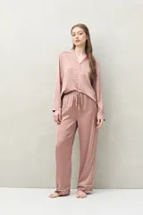 Pantalón de pijama color rosado, de calce relajado y silueta recta y amplia. Cuenta con cintura elastizada y lazo regulable, y vivos blancos en los puños.