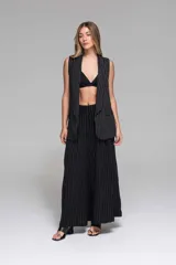 Chaleco largo de crepé con rayas verticales, corte sastrero y solapas.