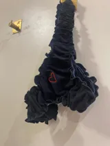 Bombacha tipo less de algodón blanco con bordes fruncidos y un pequeño corazón bordado en hilo rosado en el centro.