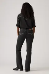 Pantalón jean de corte bootcut, color negro con efecto gastado, tiro súper bajo y cierre frontal con botón y cremallera.