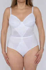 Body blanco con aro, confeccionado en lycra y puntilla elastizada, con detalle en la cintura y breteles regulables.