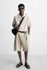 Sandalias negras con tiras anchas, ajuste con hebilla y plantilla anatómica. Suela plana a tono.