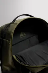 Mochila verde militar confeccionada en tejido técnico con múltiples compartimentos con cierre de cremallera, bolsillos laterales ajustables con banda elástica, parte posterior acolchada, asa de mano y dos asas de hombro ajustables con cinta y hebilla de liberación rápida.