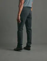 Pantalón de corte clásico confeccionado en sarga de algodón con elastano, color verde militar. Presenta bolsillos delanteros inclinados y bolsillos traseros de ribete.