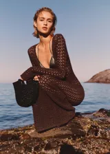 Bolso de mano tipo shopper pequeño, confeccionado en tejido trenzado de poliéster color negro. Presenta doble asa corta integrada y doble asa larga para llevar al hombro.
