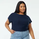 Camiseta de manga corta color azul marino, con escote redondo y tejido de punto calado con patrón geométrico.